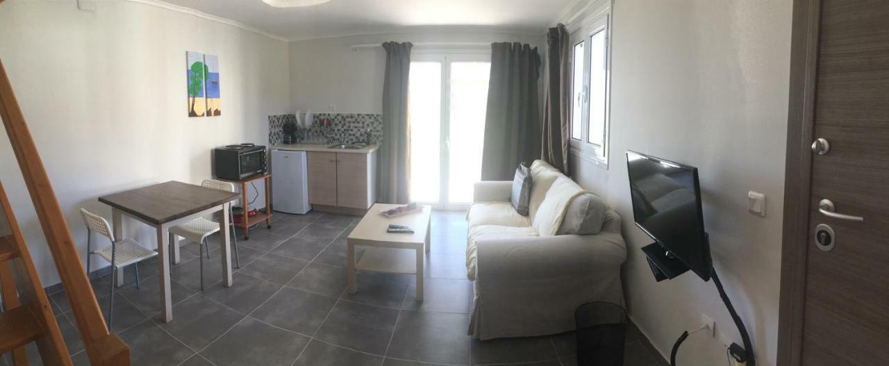 Daphne'S Boutique Apartments Livádhion Eksteriør billede