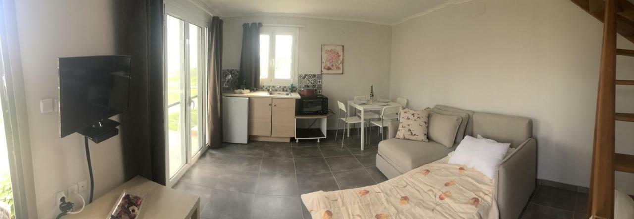 Daphne'S Boutique Apartments Livádhion Eksteriør billede
